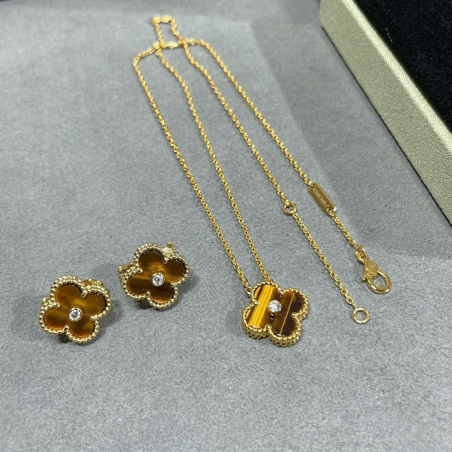 Collar DIANA CLOVER de 15 mm con diamantes y ágata ojo de tigre amarilla