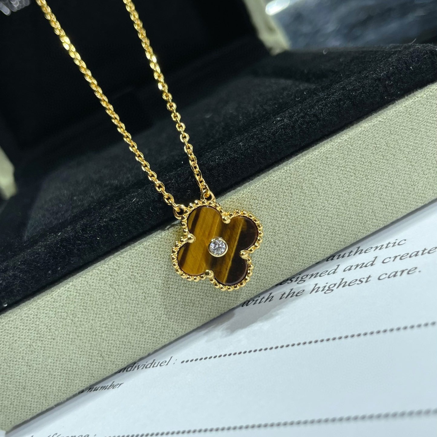Collar DIANA CLOVER de 15 mm con diamantes y ágata ojo de tigre amarilla