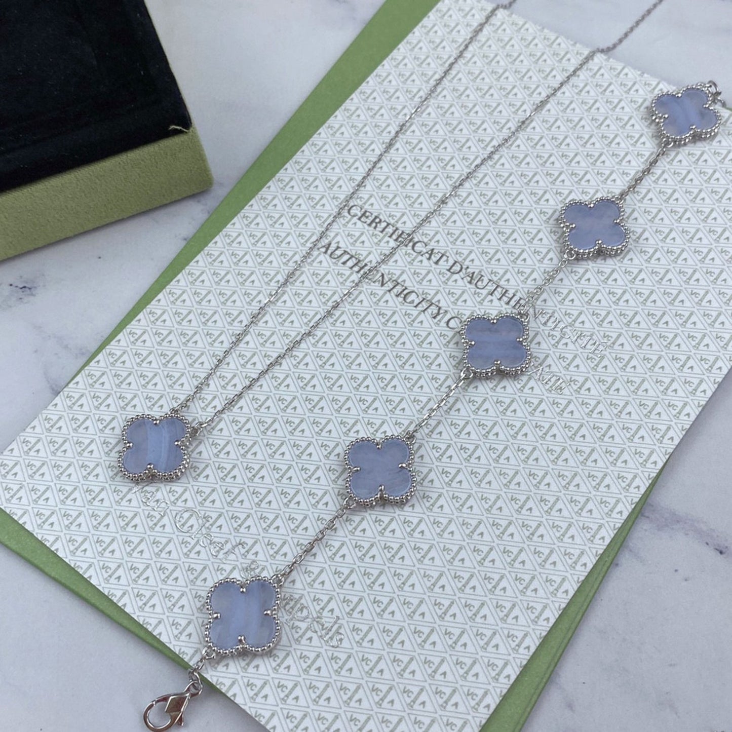 PULSERA DE PLATA CON 5 MOTIVOS DE TRÉBOL DE DIANA, CALCEDONIA MORADA