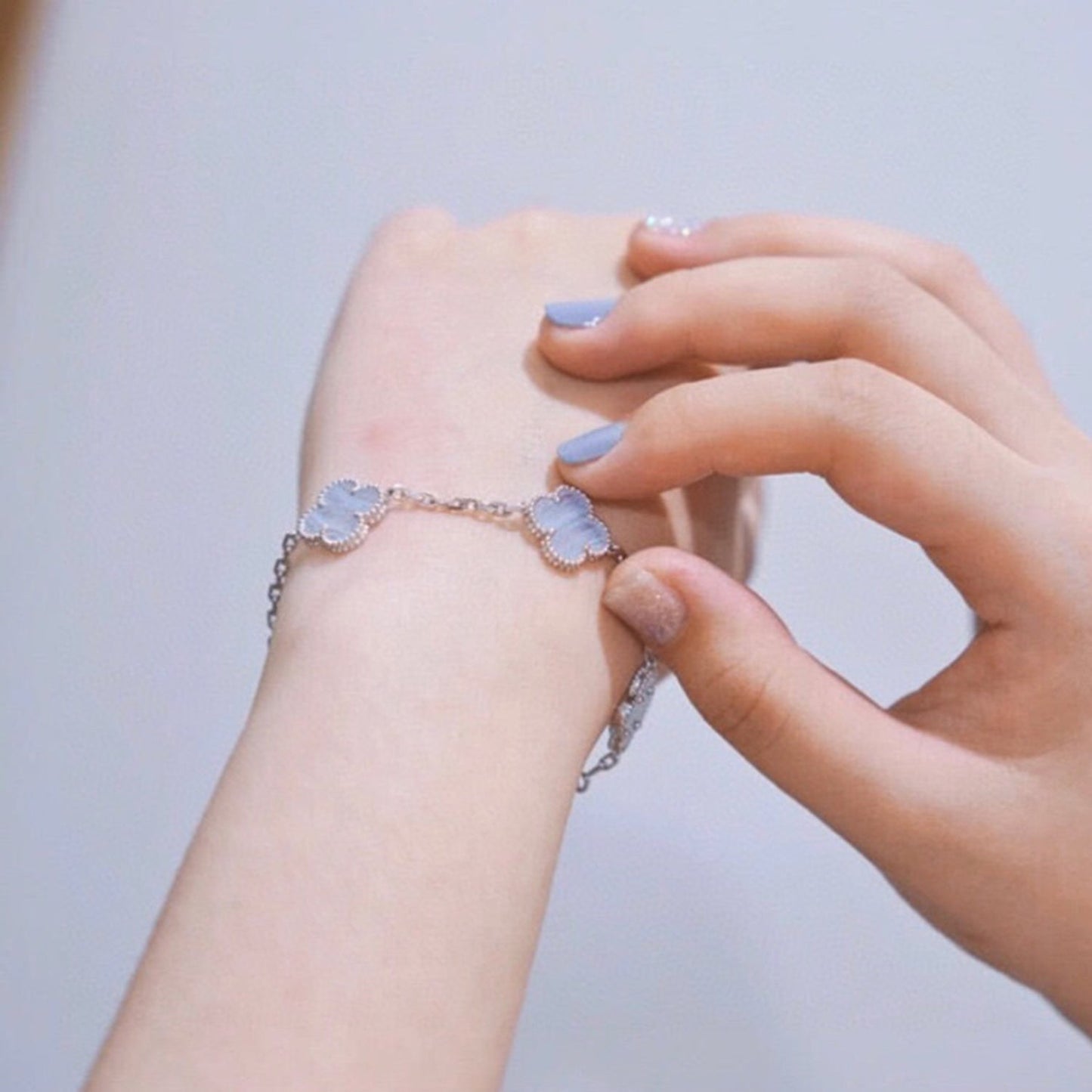 PULSERA DE PLATA CON 5 MOTIVOS DE TRÉBOL DE DIANA, CALCEDONIA MORADA