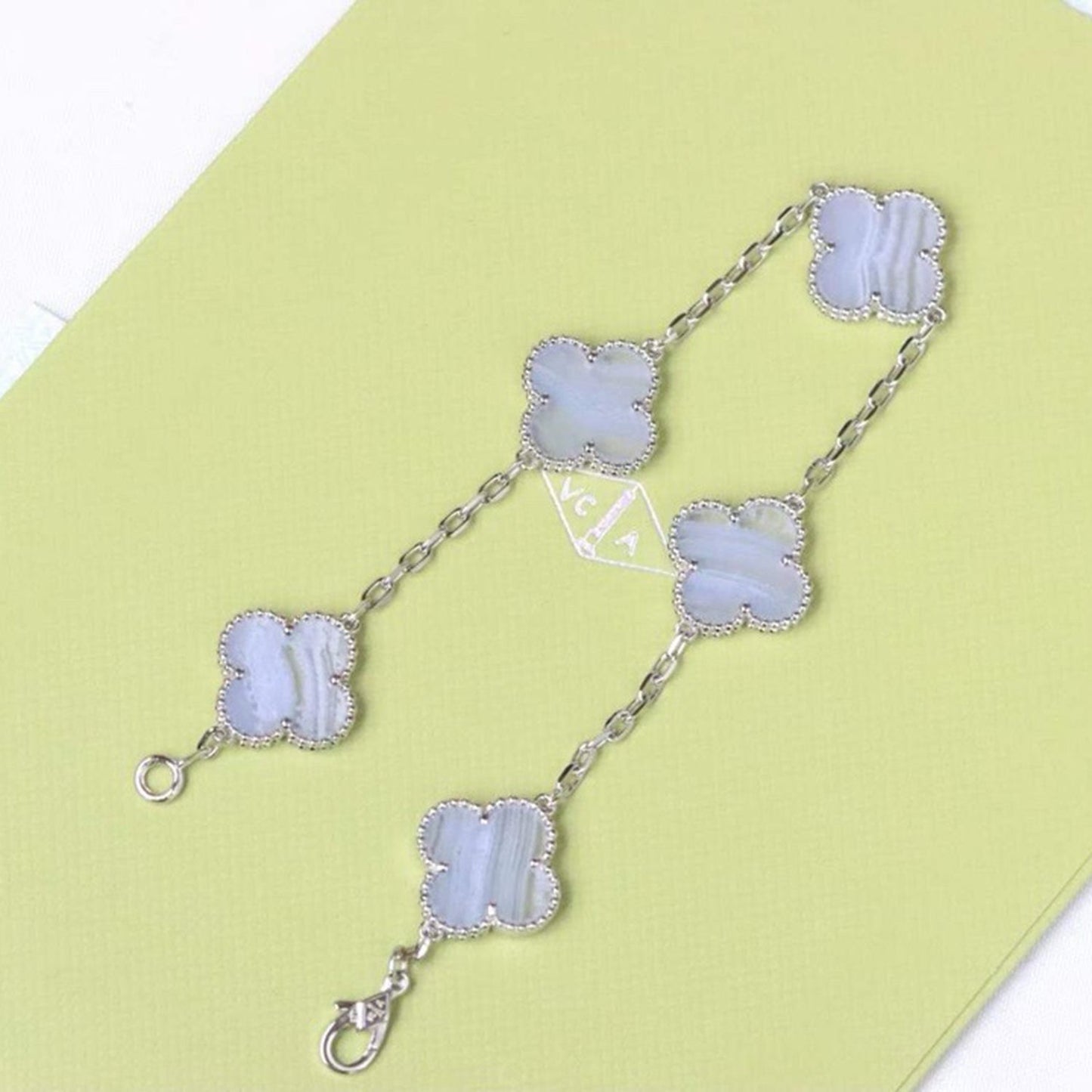 PULSERA DE PLATA CON 5 MOTIVOS DE TRÉBOL DE DIANA, CALCEDONIA MORADA