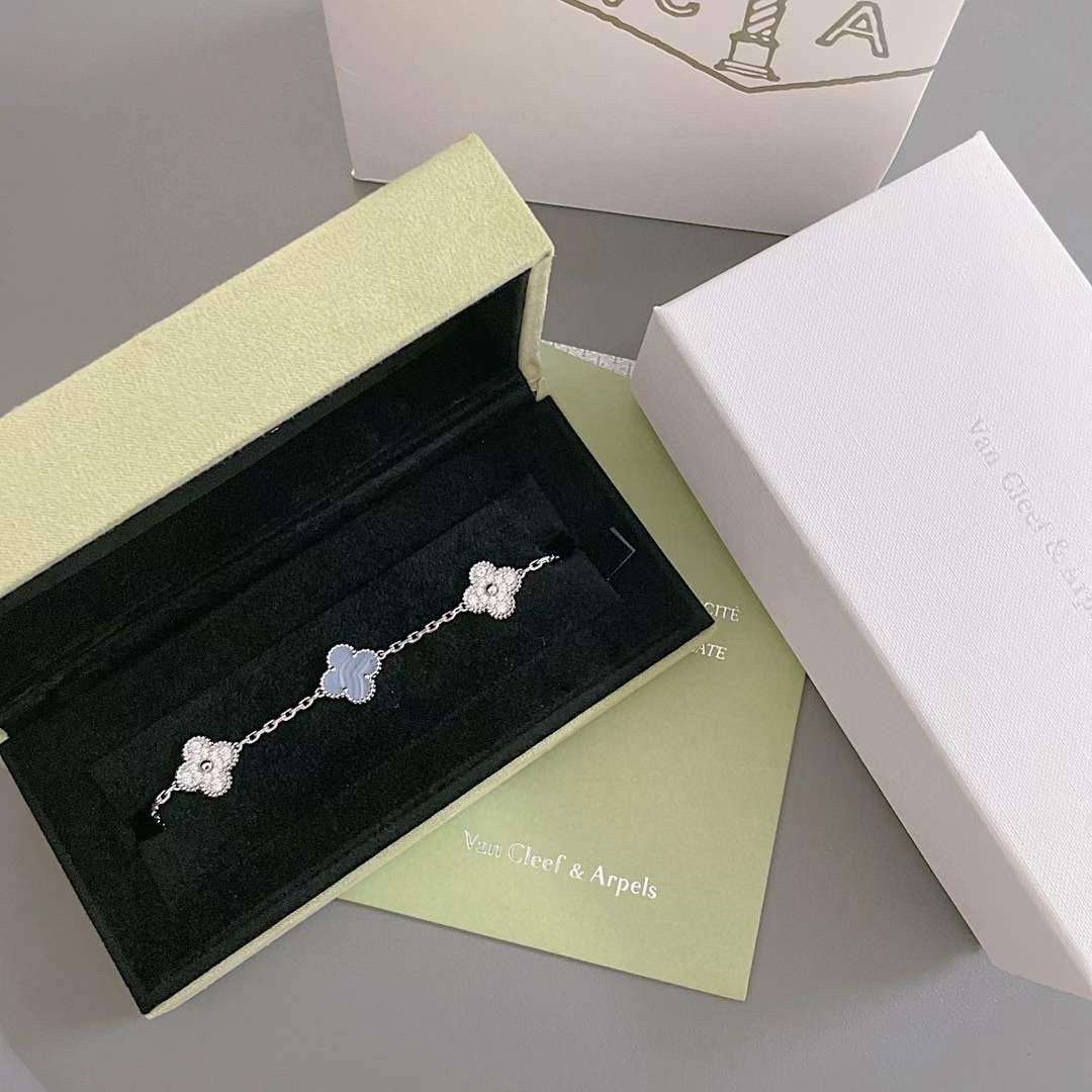 PULSERA DE PLATA CON 5 MOTIVOS DE TRÉBOL Y CALCEDONIA PÚRPURA DE DIANA