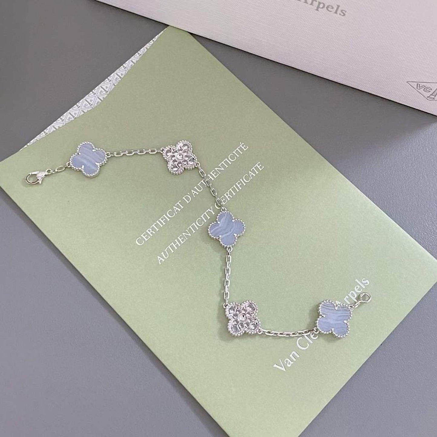 PULSERA DE PLATA CON 5 MOTIVOS DE TRÉBOL Y CALCEDONIA PÚRPURA DE DIANA