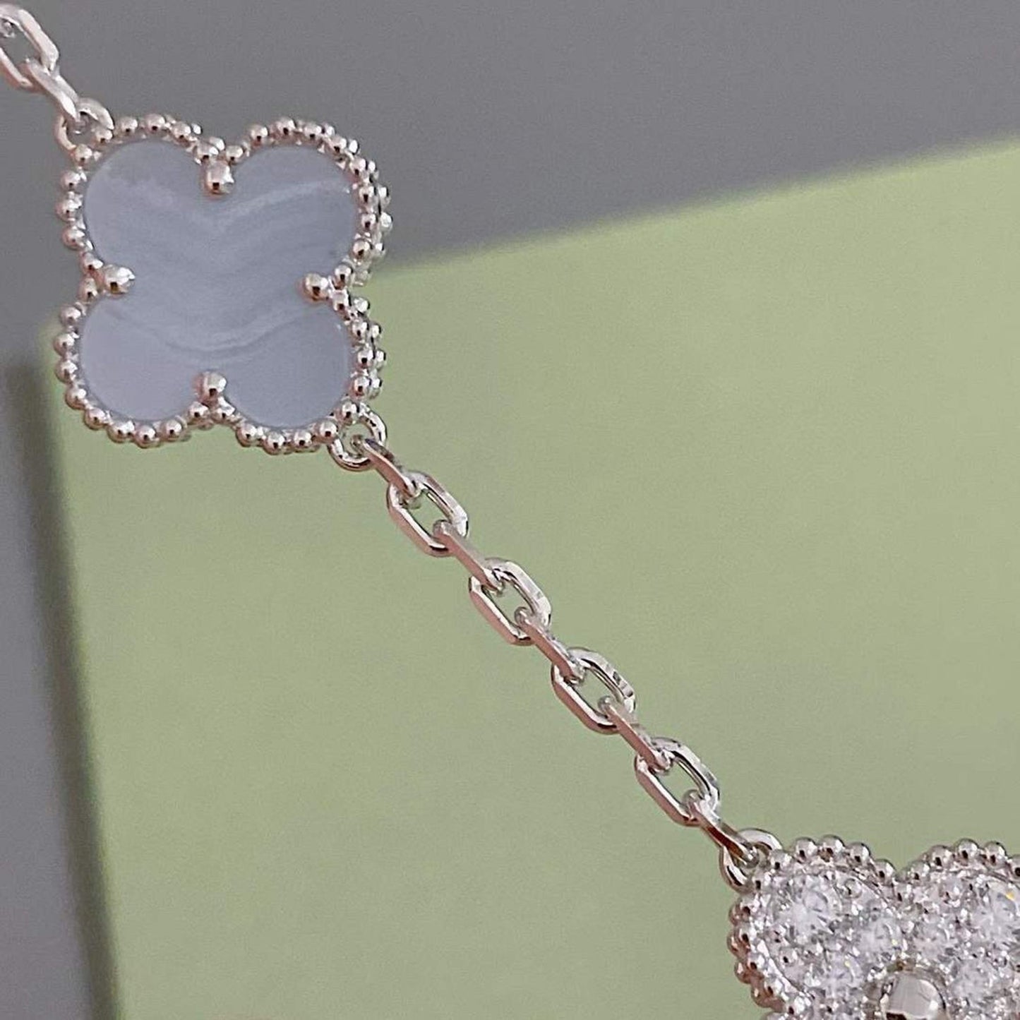 PULSERA DE PLATA CON 5 MOTIVOS DE TRÉBOL Y CALCEDONIA PÚRPURA DE DIANA