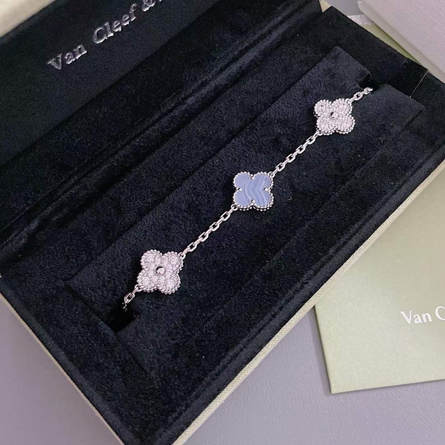PULSERA DE PLATA CON 5 MOTIVOS DE TRÉBOL Y CALCEDONIA PÚRPURA DE DIANA