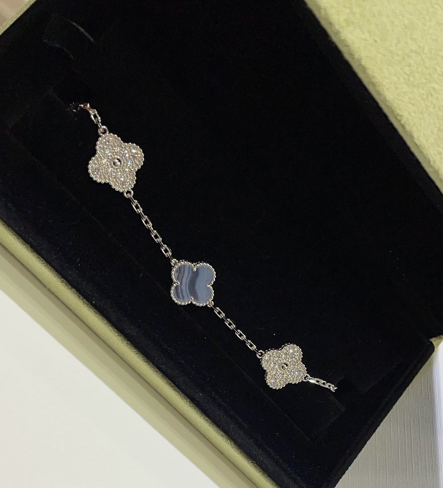 PULSERA DE PLATA CON 5 MOTIVOS DE TRÉBOL Y CALCEDONIA PÚRPURA DE DIANA
