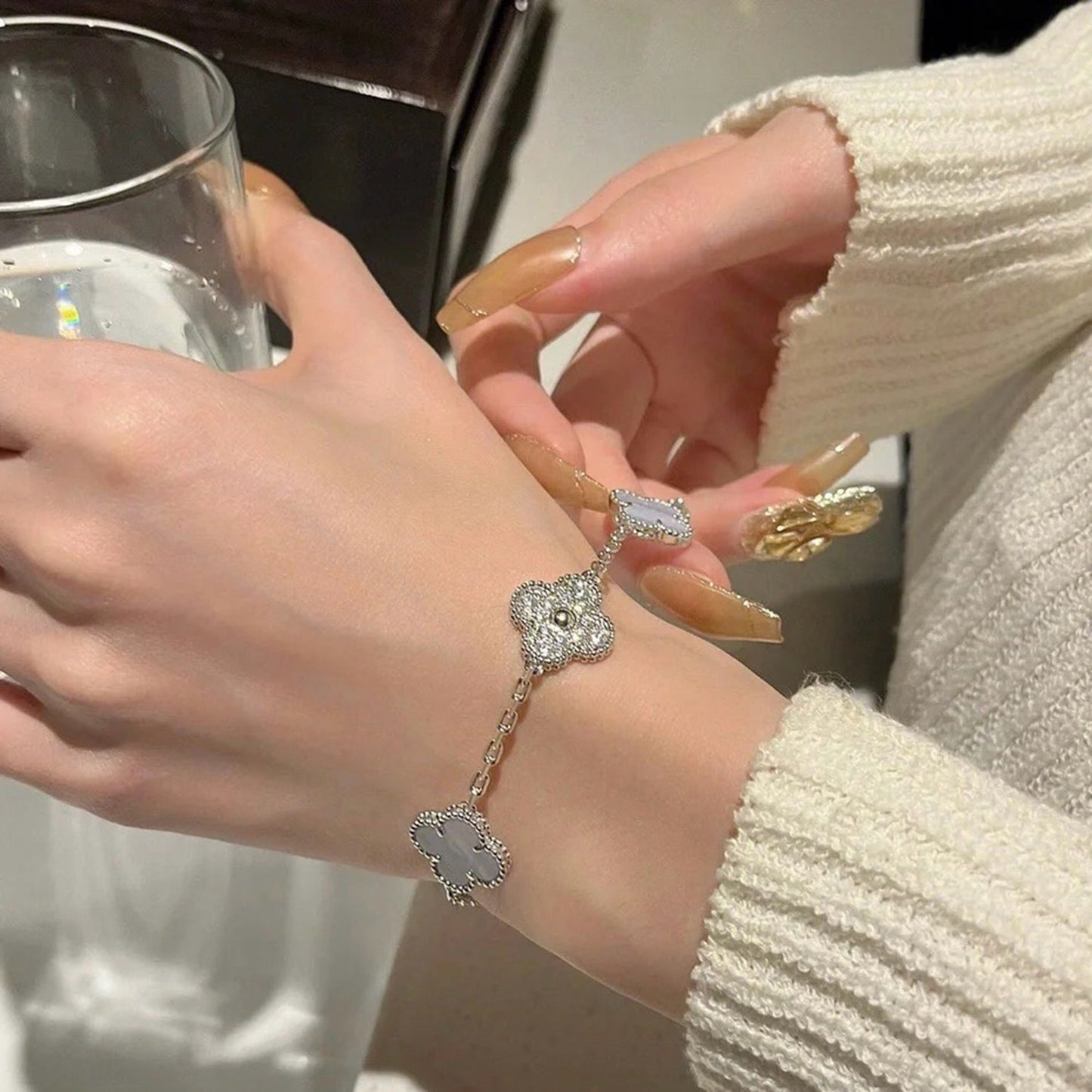 PULSERA DE PLATA CON 5 MOTIVOS DE TRÉBOL Y CALCEDONIA PÚRPURA DE DIANA