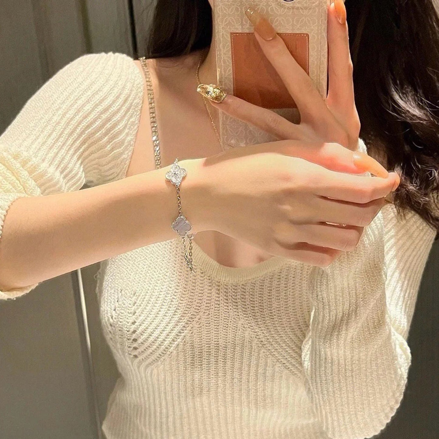 PULSERA DE PLATA CON 5 MOTIVOS DE TRÉBOL Y CALCEDONIA PÚRPURA DE DIANA