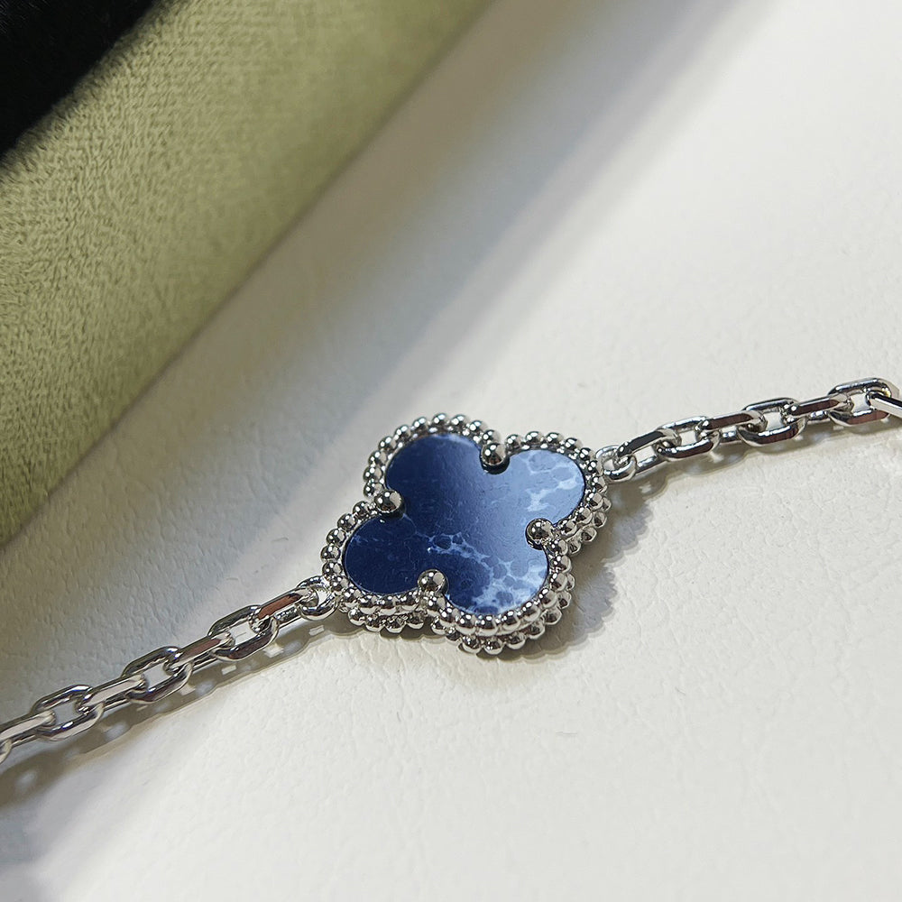 PULSERA DE PLATA DE PIETERSITA CON 5 MOTIVOS DE TRÉBOL DE DIANA