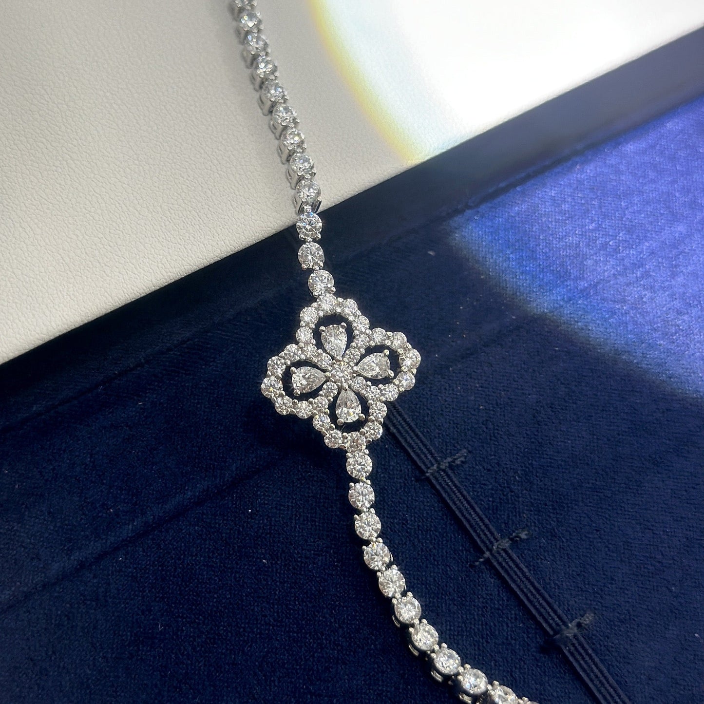 PULSERA DE LAZO CON MOTIVO COMPLETO DE DIAMANTE 16 MM