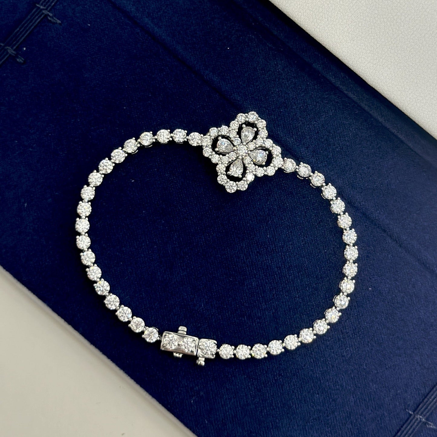 PULSERA DE LAZO CON MOTIVO COMPLETO DE DIAMANTE 16 MM