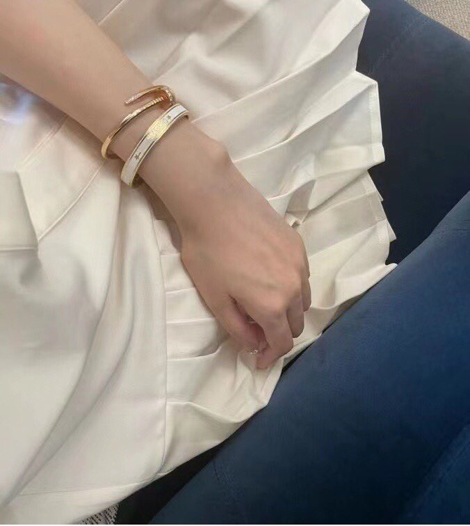 BRACELET CODE BANGLE EN MÉTAL BLANC ET LAQUE OR