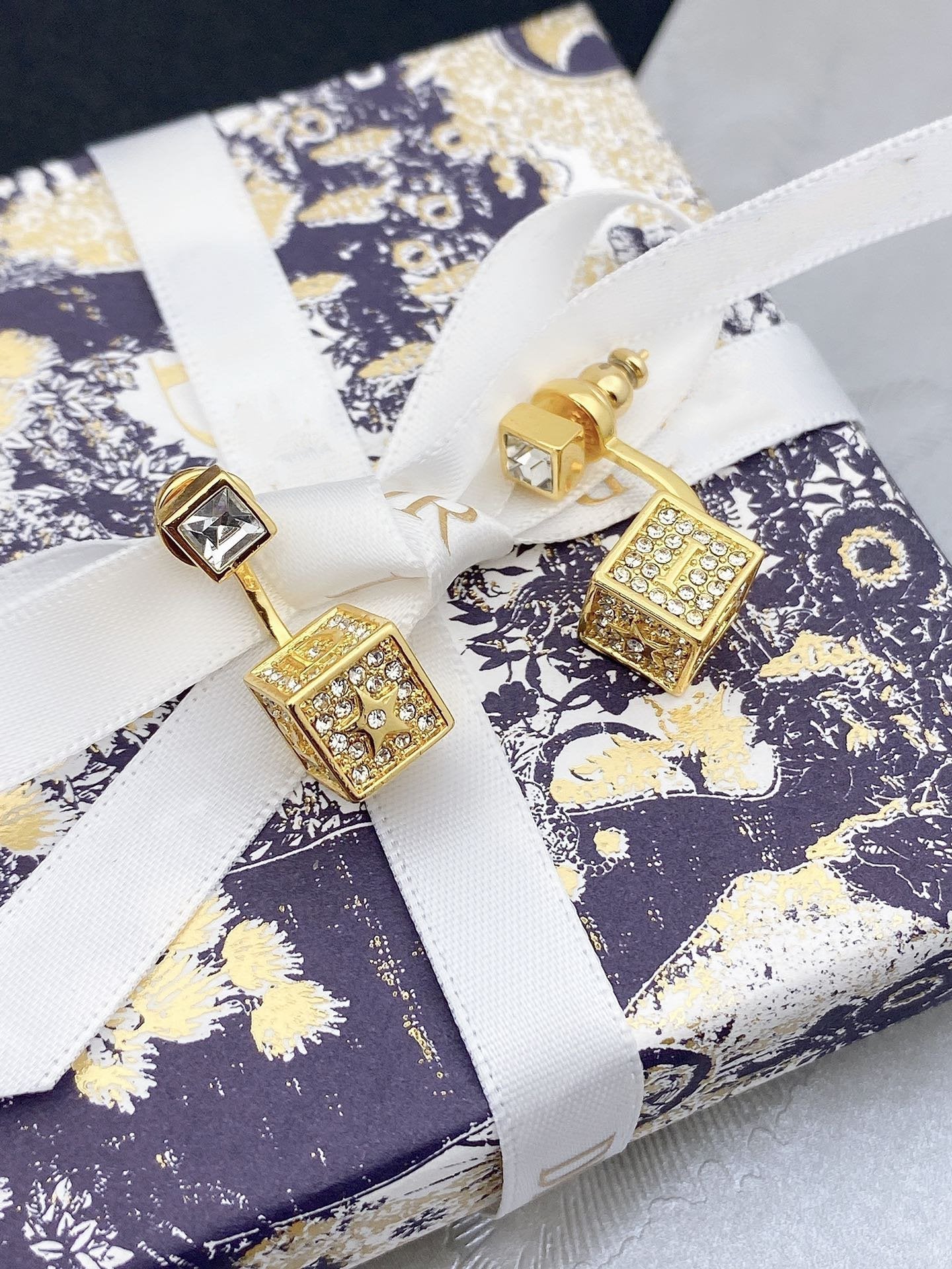 PENDIENTES D-STAR DE ORO CON DIAMANTES