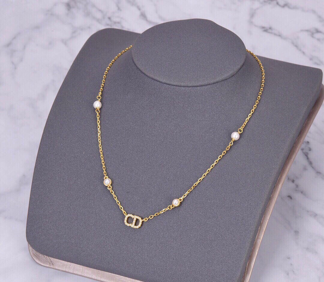 Collier pendentif CD en or, diamants et 4 perles