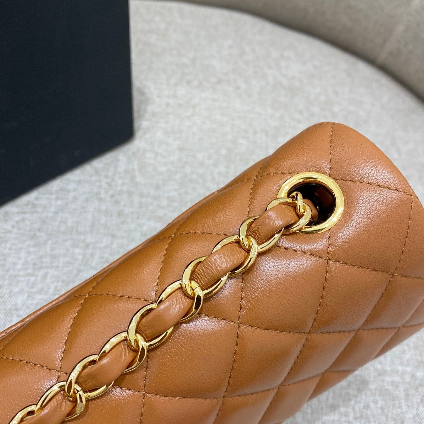 SAC À RABAT 20 CM CUIR D'AGNEAU CARAMEL QUINCAILLERIE DORÉ