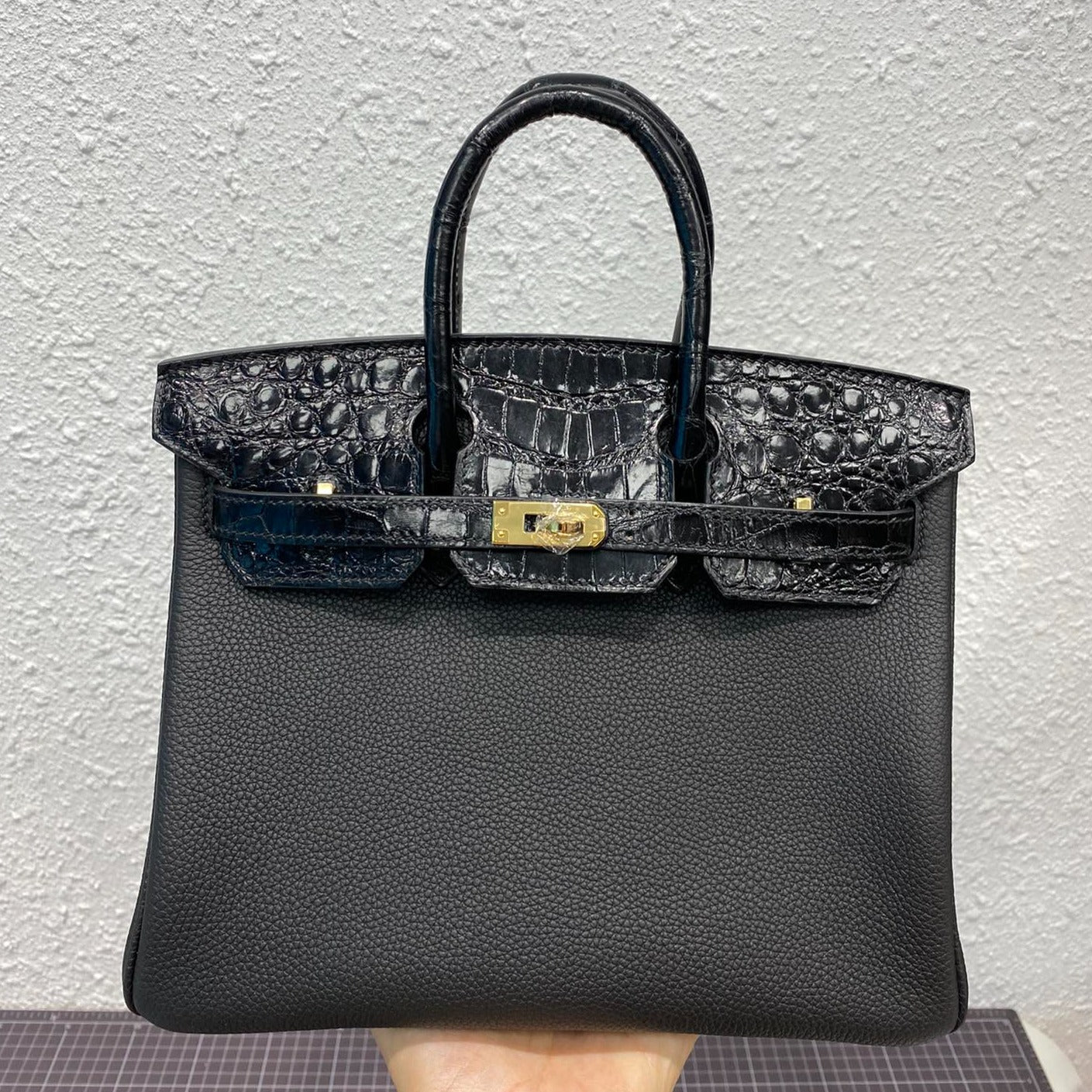 Sac HM Birkin 30 cm en cuir de crocodile noir et Togo, finitions dorées