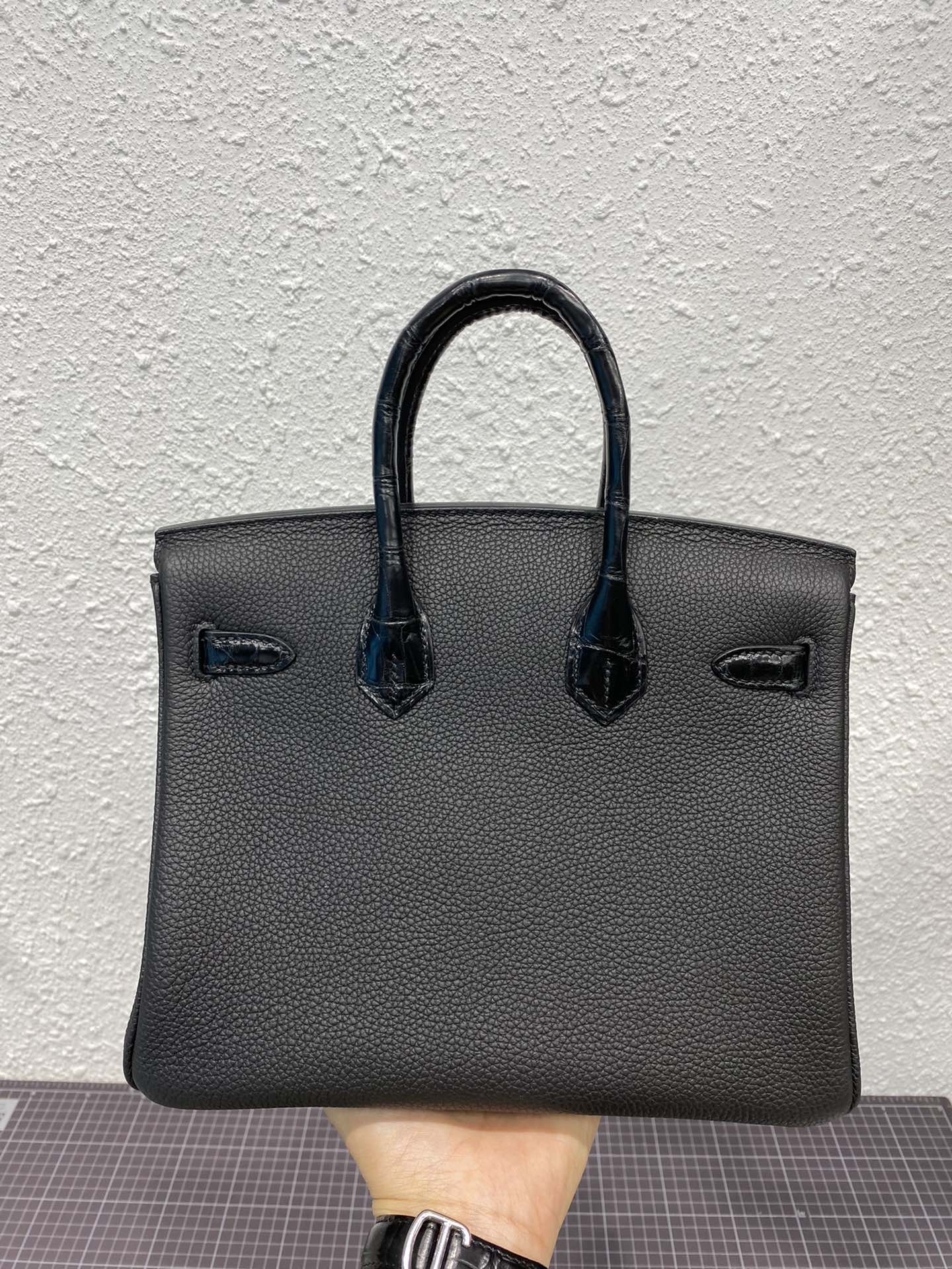 Sac HM Birkin 30 cm en cuir de crocodile noir et Togo, finitions dorées