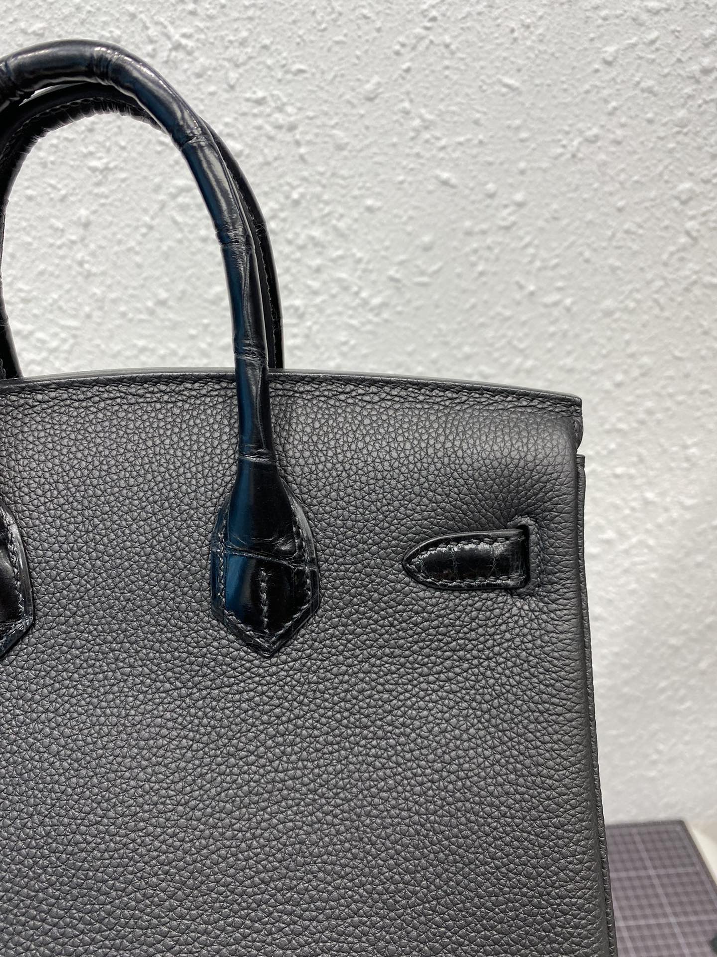 Sac HM Birkin 30 cm en cuir de crocodile noir et Togo, finitions dorées