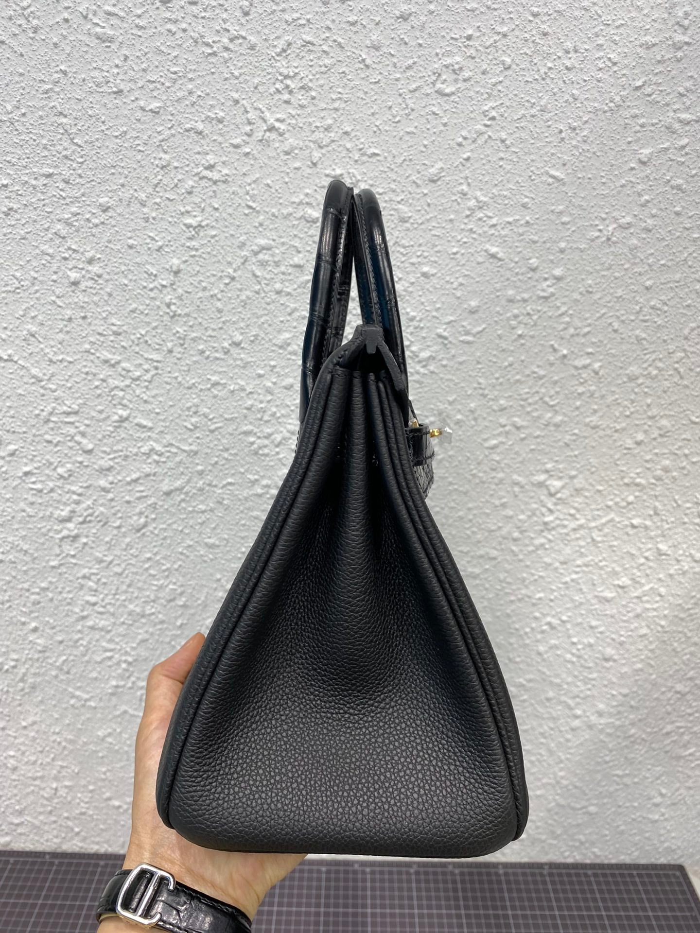 Sac HM Birkin 30 cm en cuir de crocodile noir et Togo, finitions dorées
