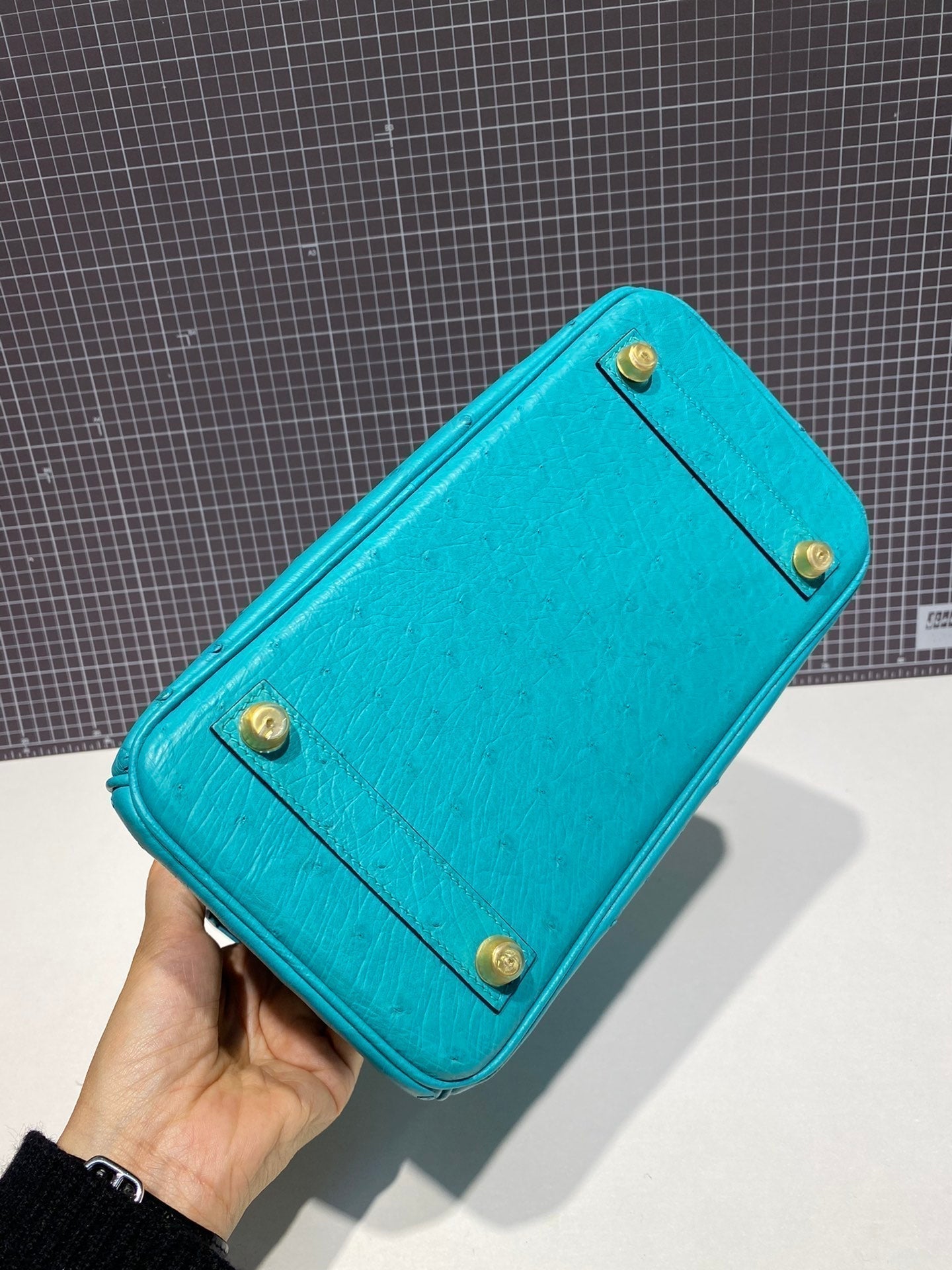 HM BIRKIN 30 CM PIEL DE AVESTRUZ AZUL NUBE HERRAJES DORADOS