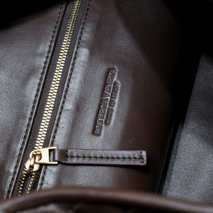 Bolso hobo BV grande Intrecciato de 54 cm de piel de becerro color chocolate