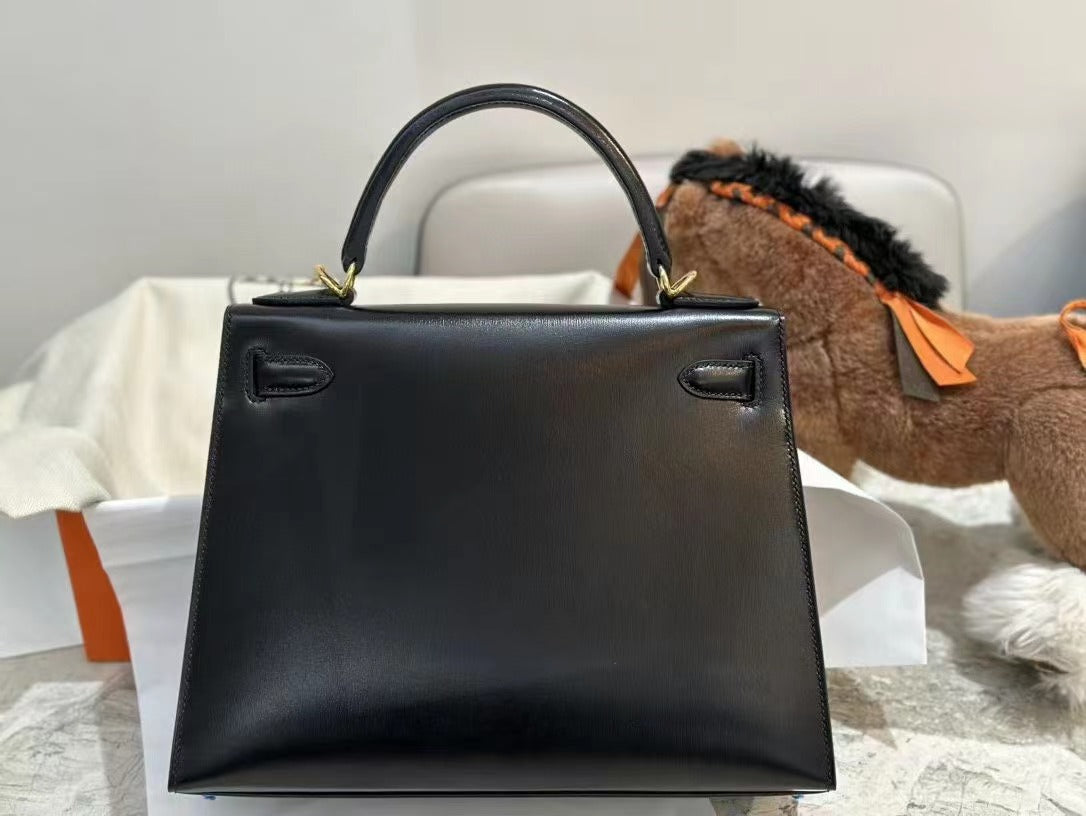 HM KELLY 28 CM, CALZ NEGRO, HERRAJES DORADOS