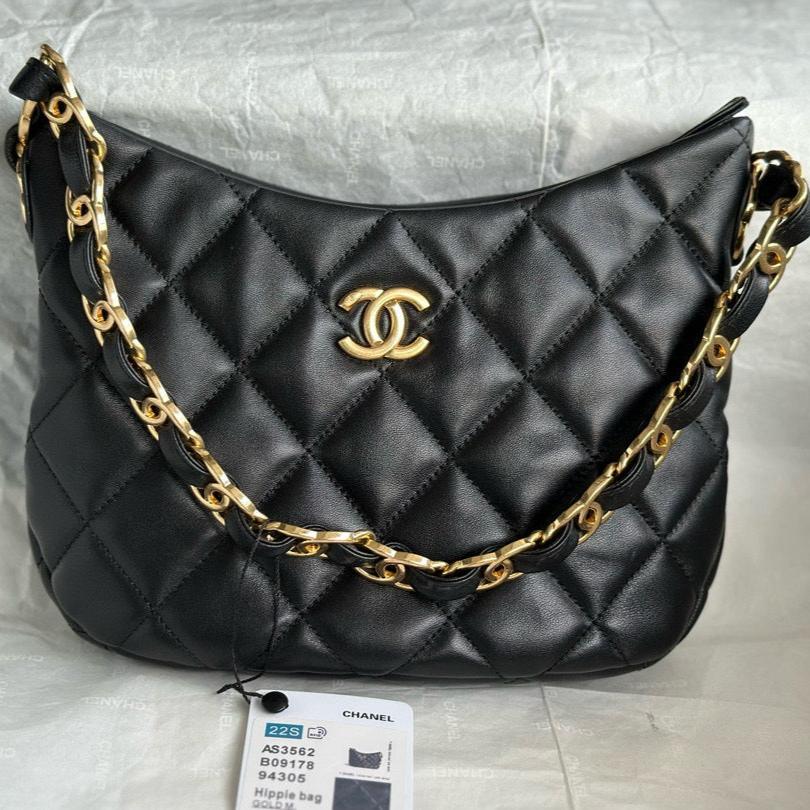 Bolso Hobo CC 24K de 23 cm en piel de cordero negra brillante