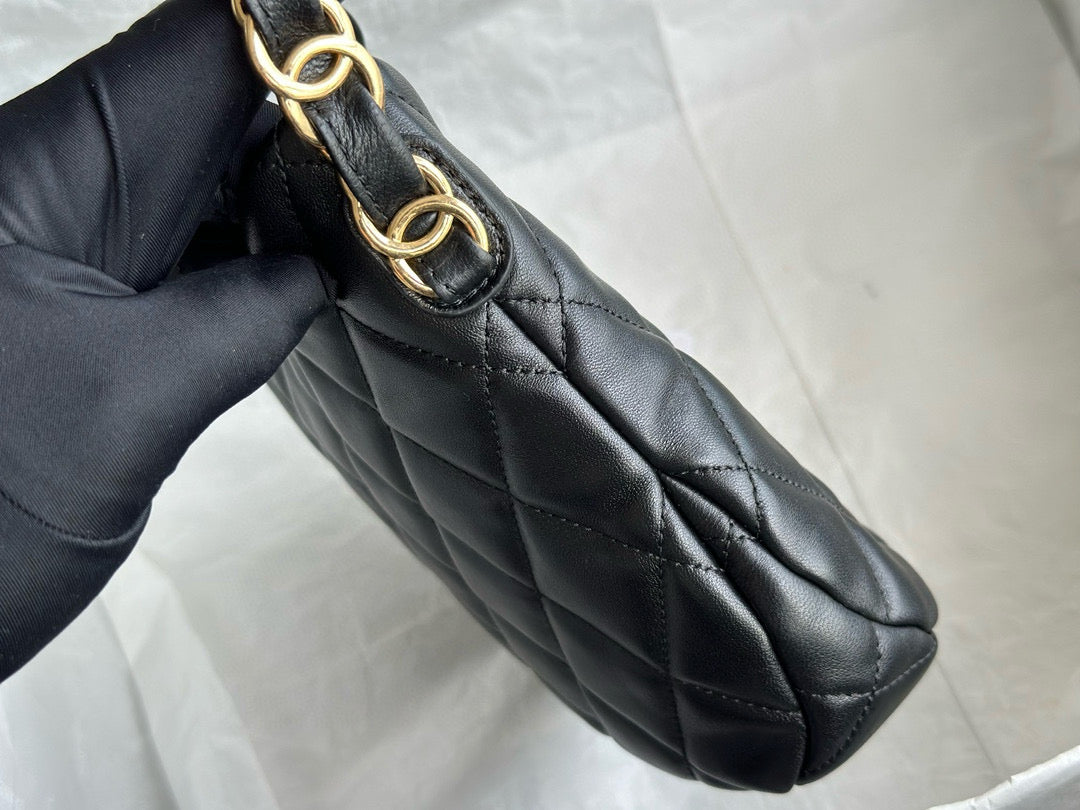 Bolso Hobo CC 24K de 23 cm en piel de cordero negra brillante