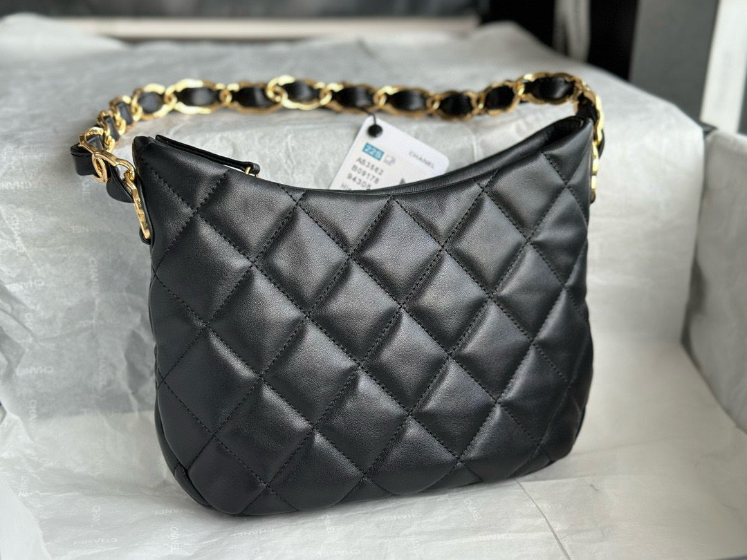 Bolso Hobo CC 24K de 23 cm en piel de cordero negra brillante