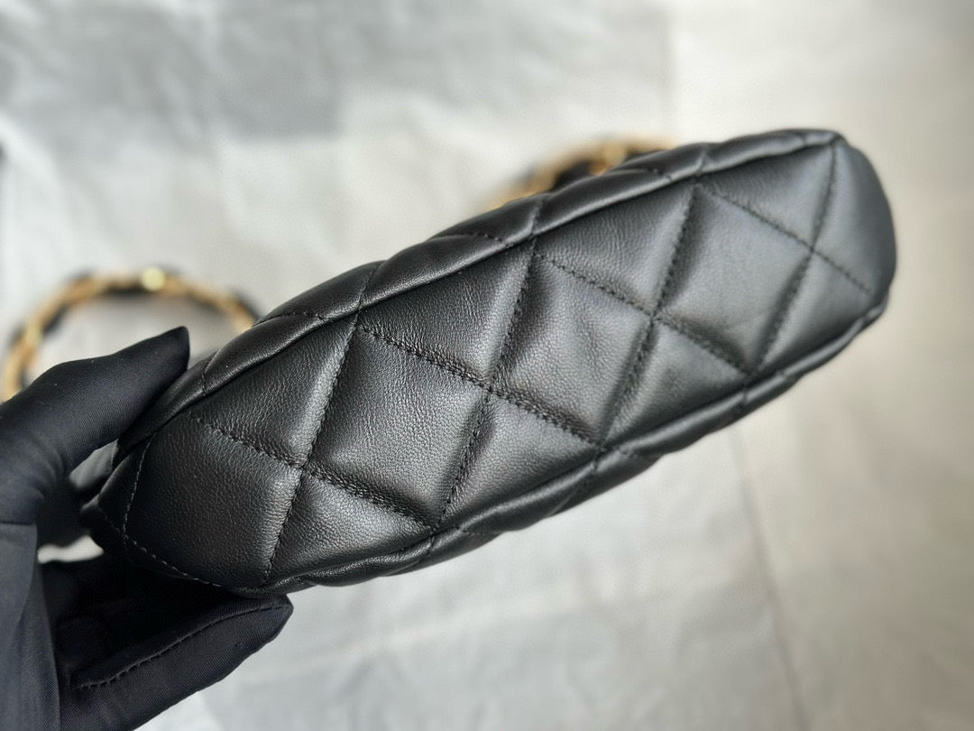 Bolso Hobo CC 24K de 23 cm en piel de cordero negra brillante