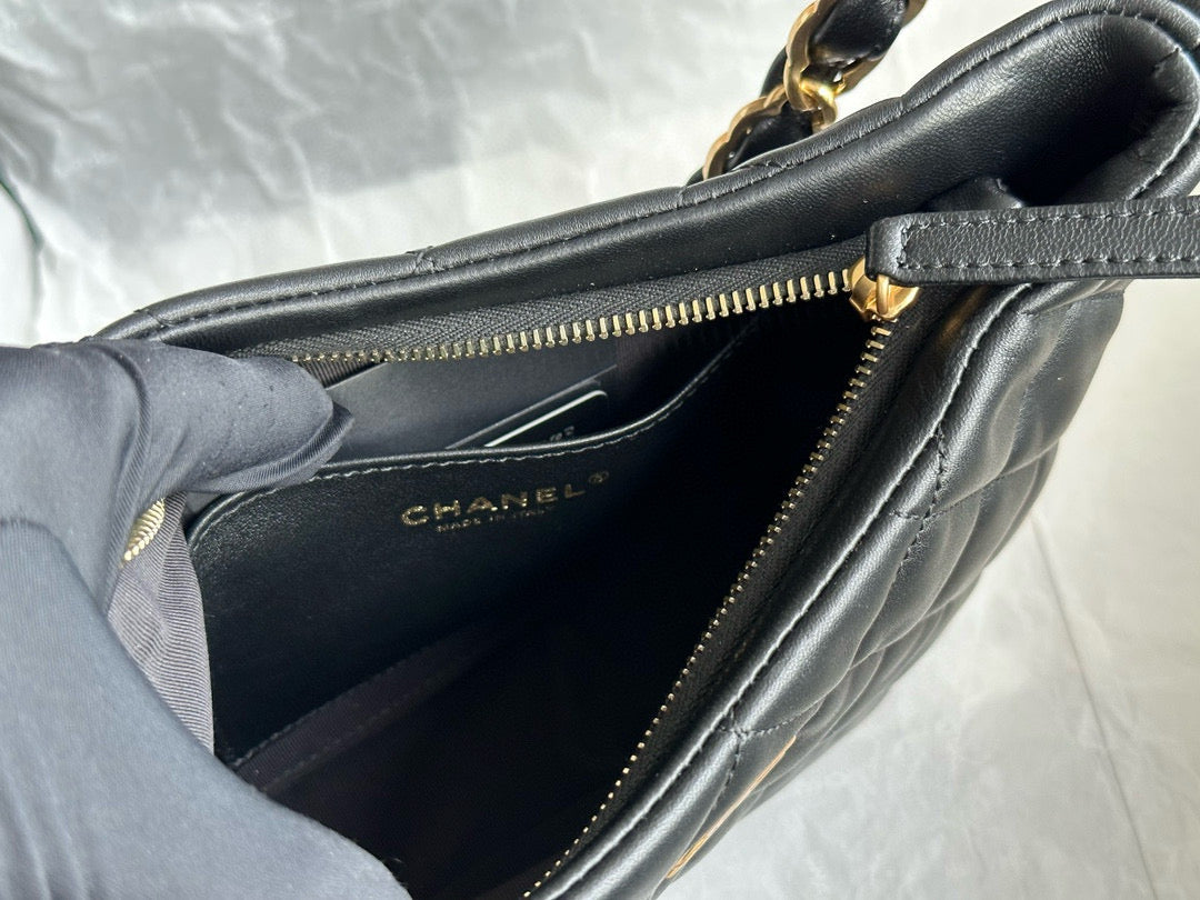 Bolso Hobo CC 24K de 23 cm en piel de cordero negra brillante