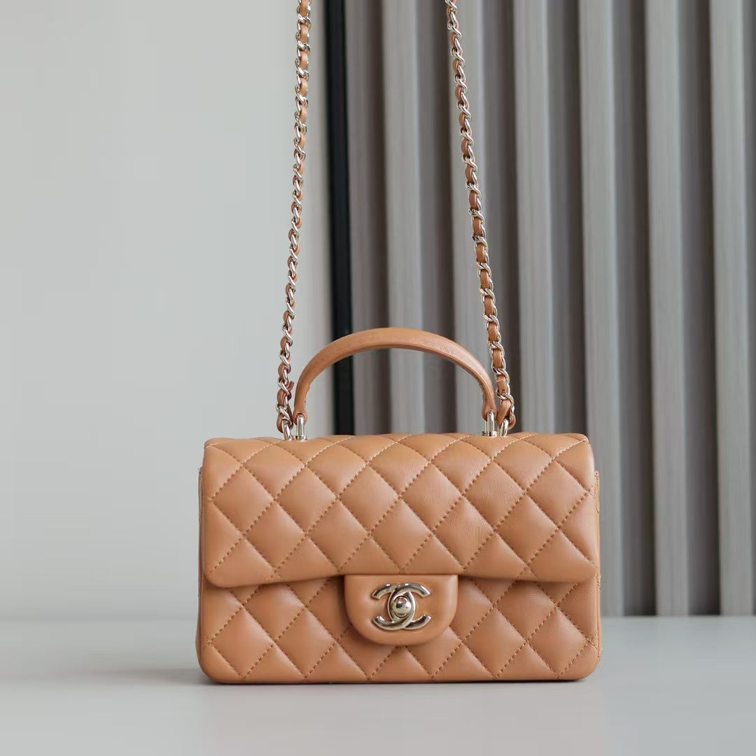 Mini bolso con solapa y asa superior, 20 cm, piel de cordero marrón, herrajes dorados claros