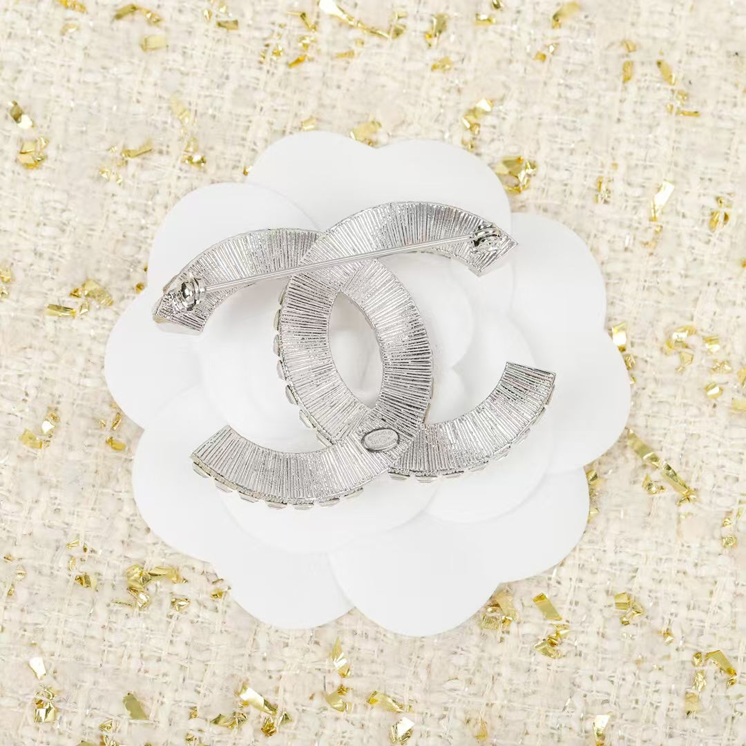 Broche CC en cristaux Baguette de Chane