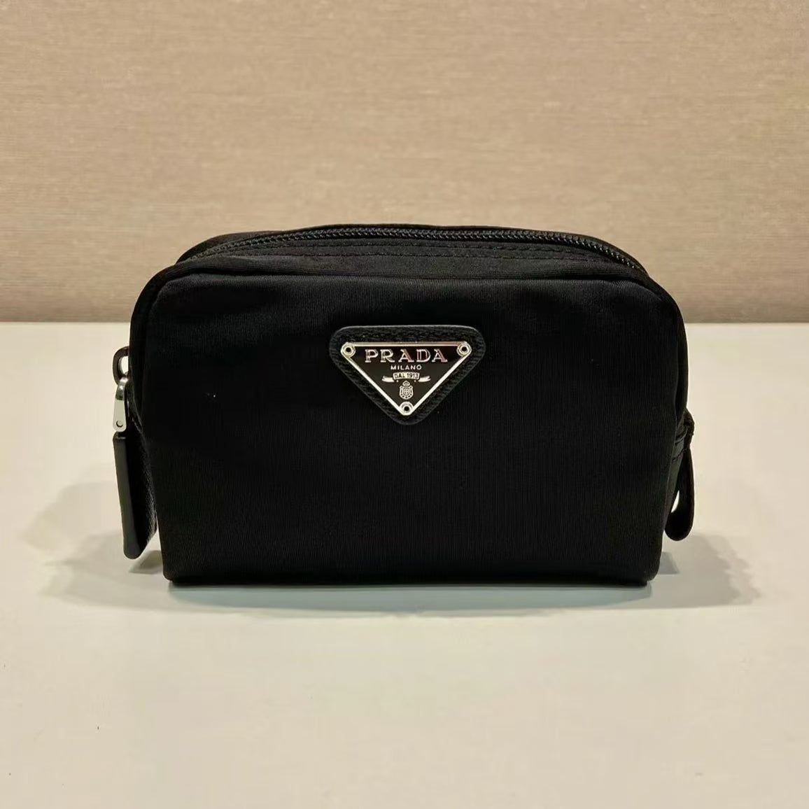 CLUTCH PRA 26 EN RE-NYLON NEGRO Y CUERO SAFFIANO