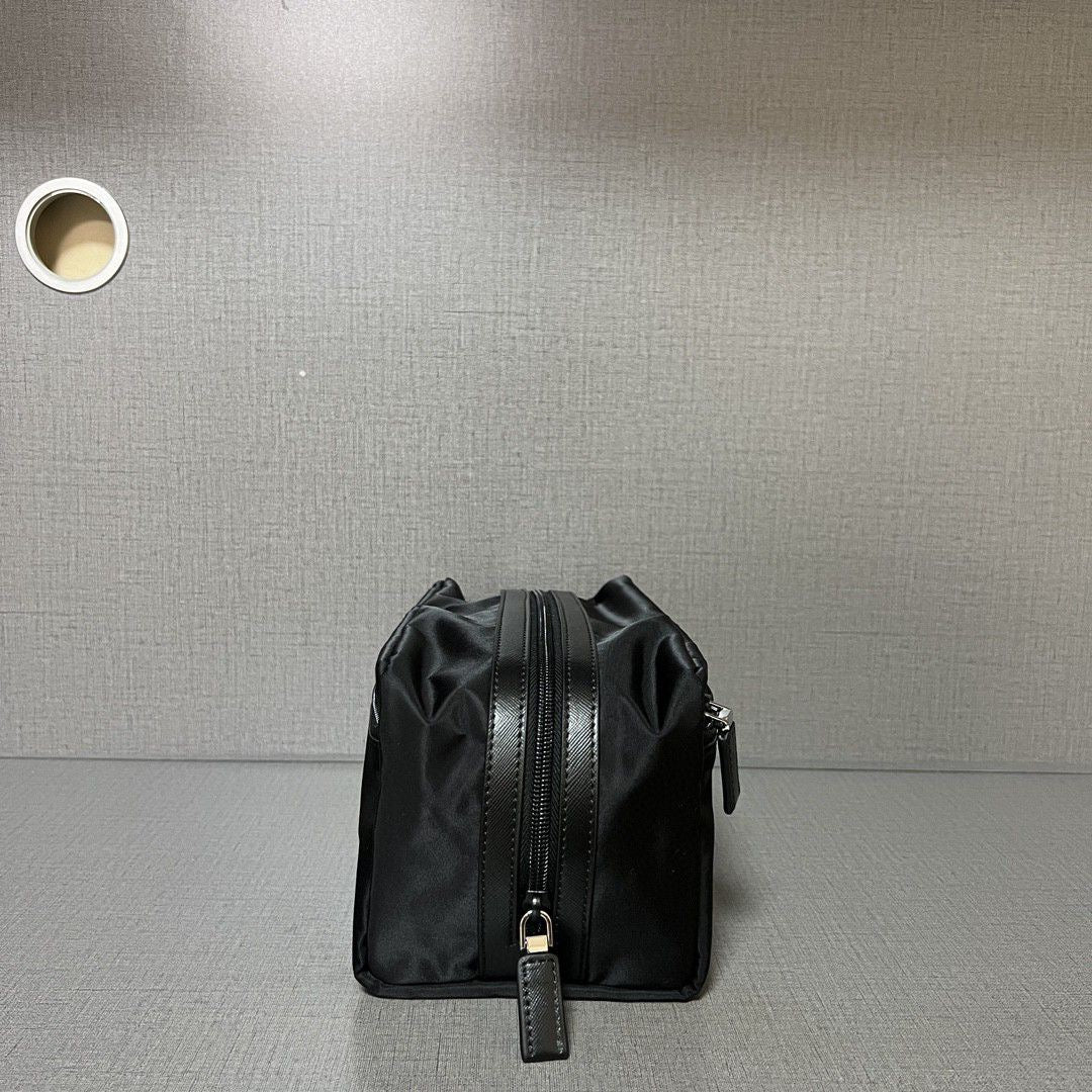 CLUTCH PRA 26 EN RE-NYLON NEGRO Y CUERO SAFFIANO