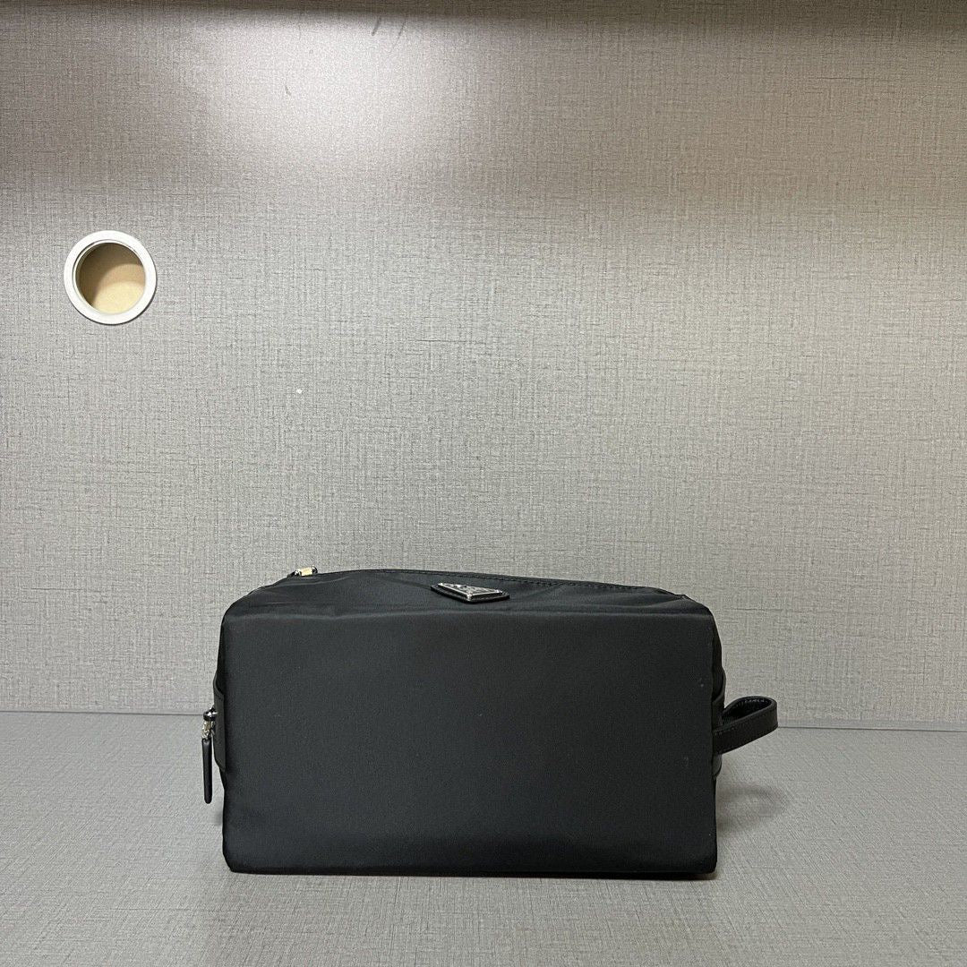 CLUTCH PRA 26 EN RE-NYLON NEGRO Y CUERO SAFFIANO