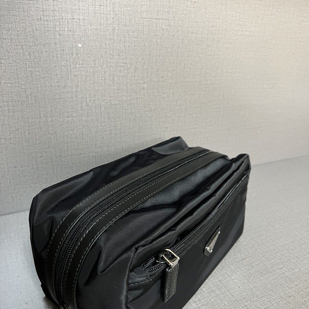 CLUTCH PRA 26 EN RE-NYLON NEGRO Y CUERO SAFFIANO