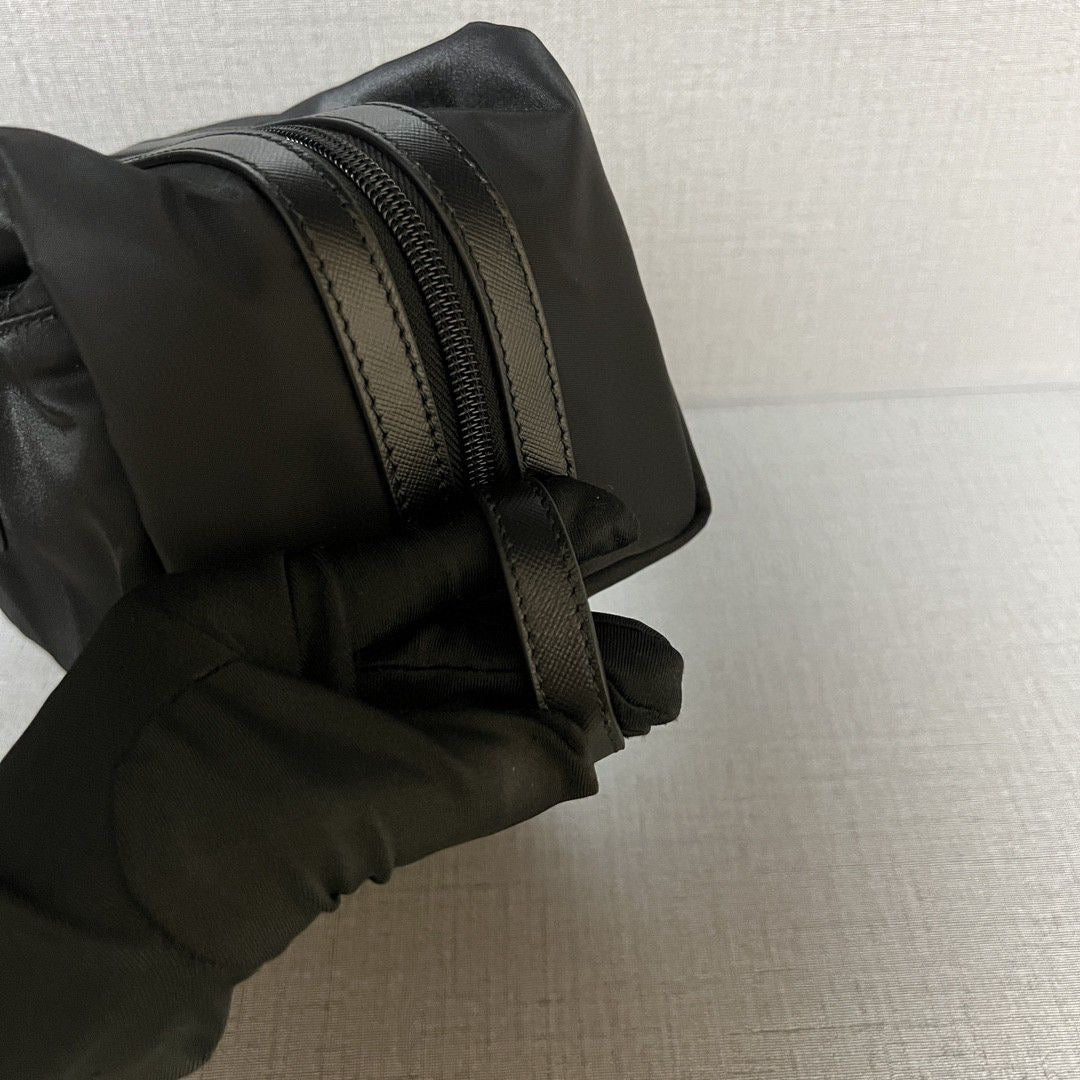 CLUTCH PRA 26 EN RE-NYLON NEGRO Y CUERO SAFFIANO