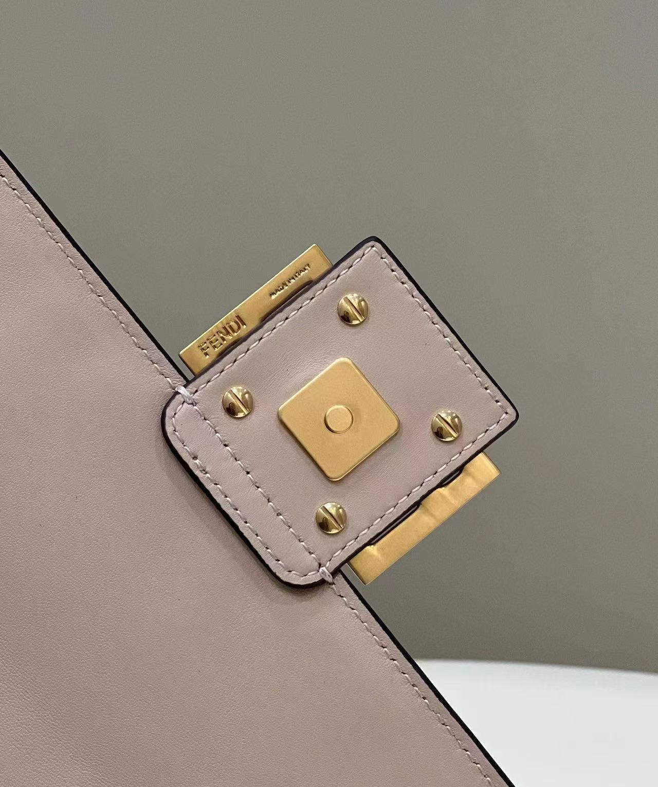 Baguette 27cm Piel de cordero beige Herrajes dorados