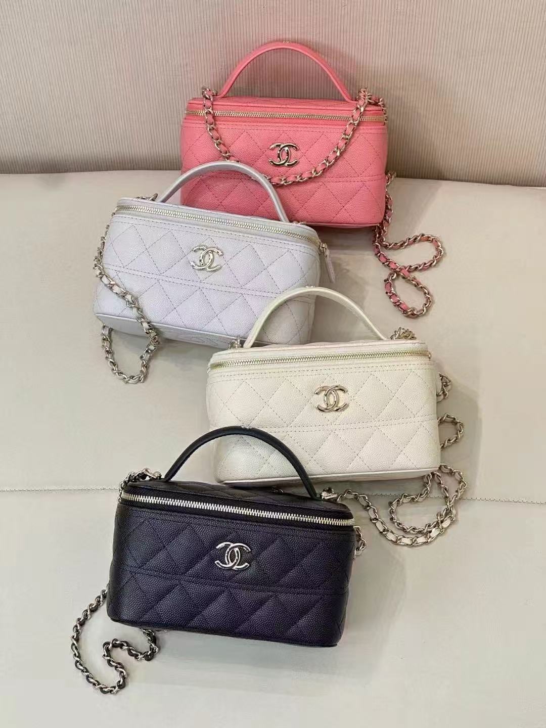 Poignée de meuble-lavabo CC 25C 17 cm en cuir de veau grainé blanc, quincaillerie argent clair