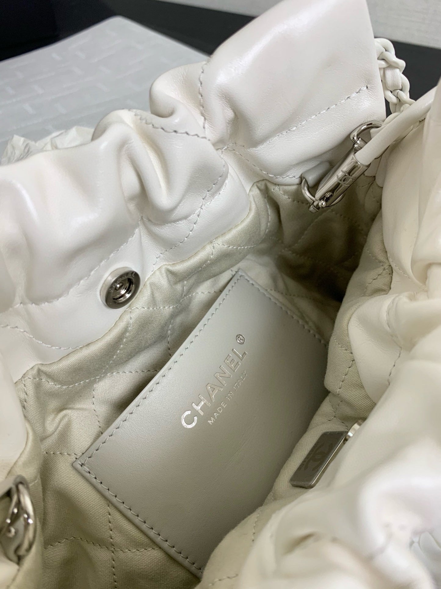 Bolso Hobo CC Mini 22 de piel de cordero blanca y gris