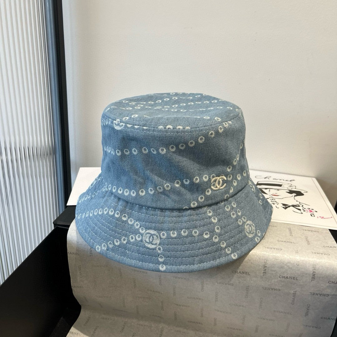 Gorra CC estampada en denim descolorido azul y blanco