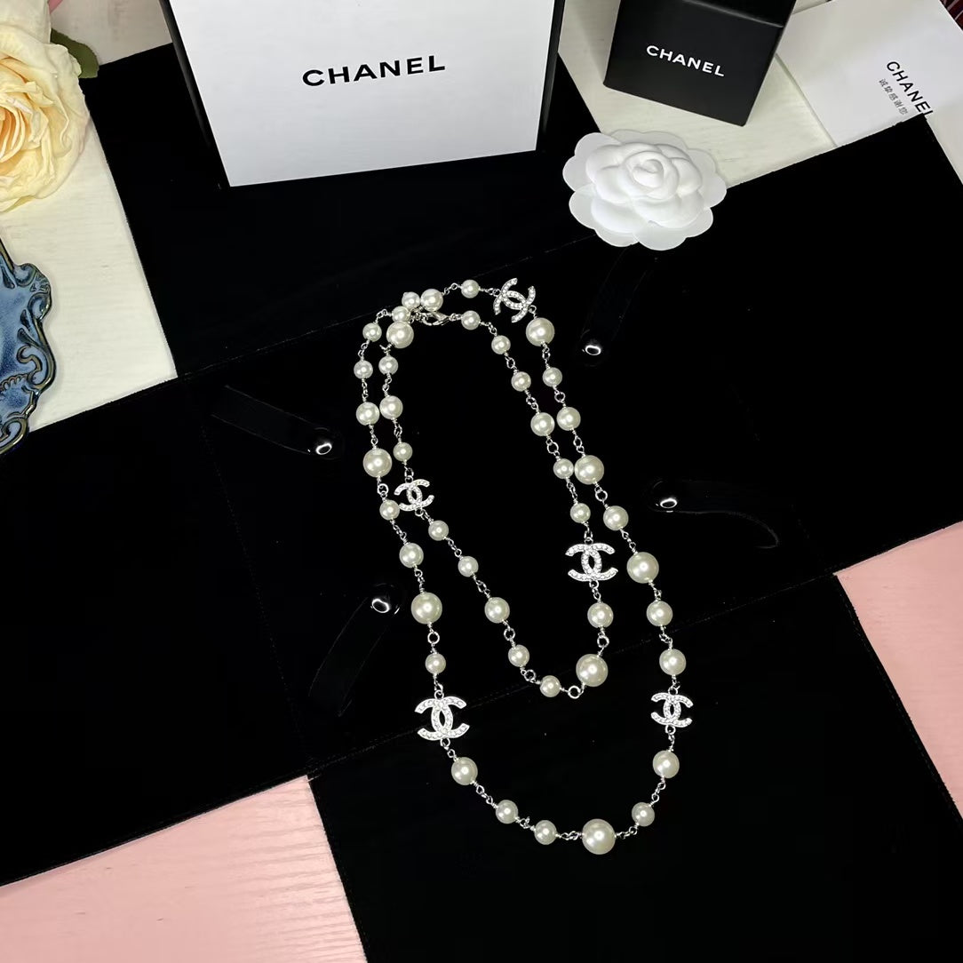 Collar largo CC Pearl Silver Hardware de 65 cm con cristales