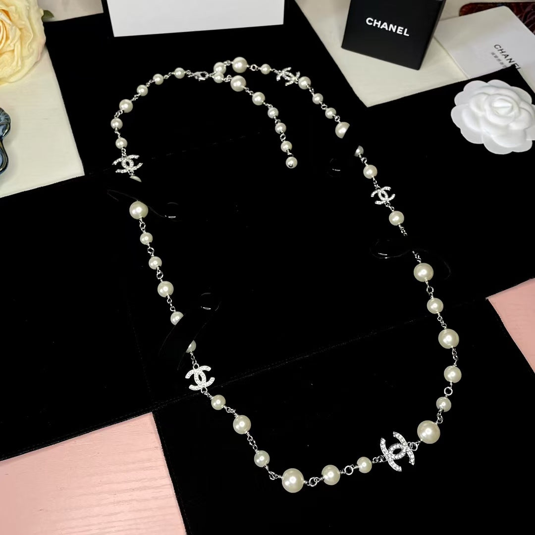 Collar largo CC Pearl Silver Hardware de 65 cm con cristales