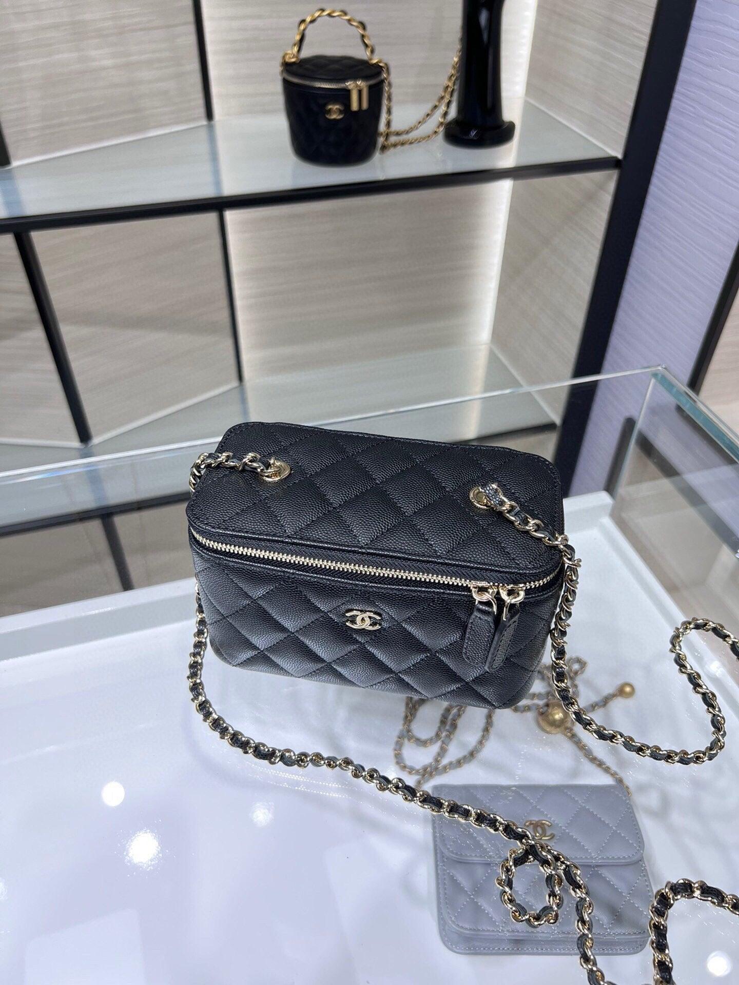 CC 25C Neceser de 16 cm en piel de caviar negra con herrajes en dorado claro