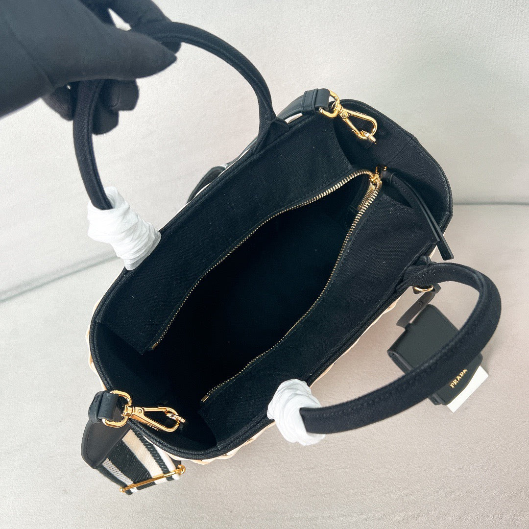 Bolso tote mediano Pra de 26 cm en mezcla de mimbre y lino negro