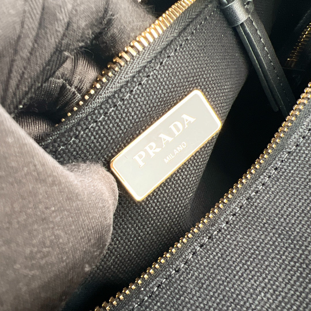 Bolso tote mediano Pra de 26 cm en mezcla de mimbre y lino negro