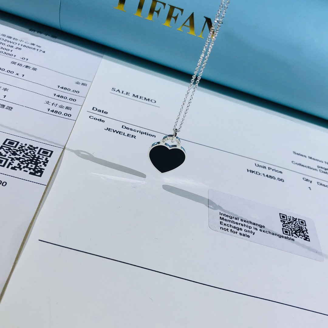 COLGANTE PEQUEÑO CON ETIQUETA DE CORAZÓN EN PLATA DE LEY