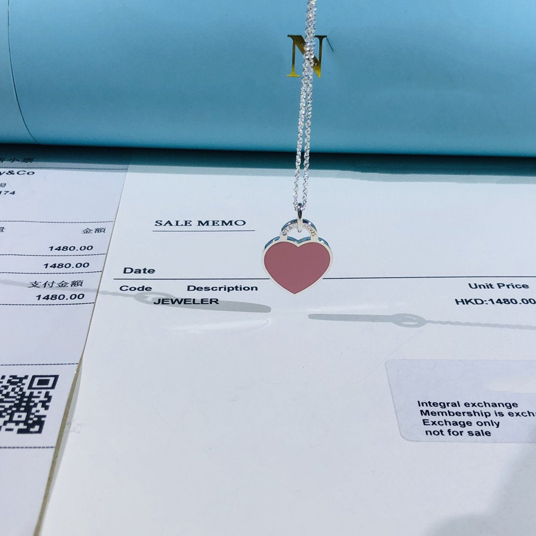 COLGANTE PEQUEÑO CON ETIQUETA DE CORAZÓN EN PLATA DE LEY