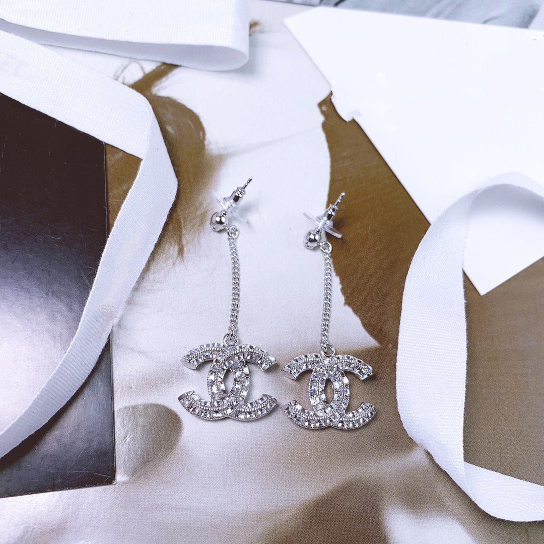 PENDIENTES DE PLATA CON DIAMANTES Y GOTA DOBLE C